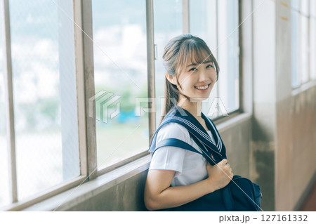 学校の廊下に立つ女子高生 127161332