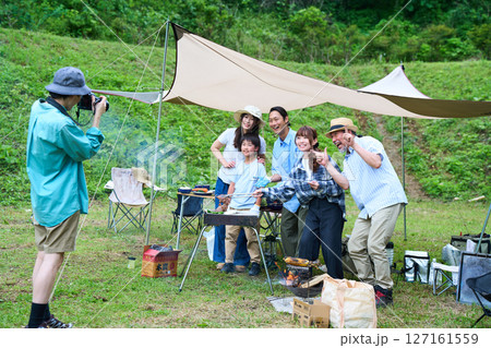 3世代　キャンプ　アウトドア　バーベキュー　BBQ　家族　同僚　仲間 127161559