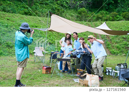 3世代　キャンプ　アウトドア　バーベキュー　BBQ　家族　同僚　仲間 127161560