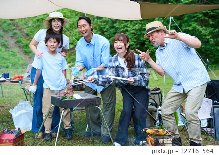 3世代 キャンプ アウトドア バーベキュー BBQ 家族 同僚 仲間 3世代 キャンプ アウトドア バーベキュー BBQ 家族 同僚 仲間 127161564
