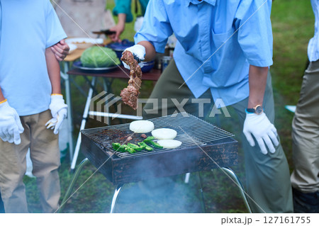 3世代　キャンプ　アウトドア　バーベキュー　BBQ　家族　同僚　仲間 127161755