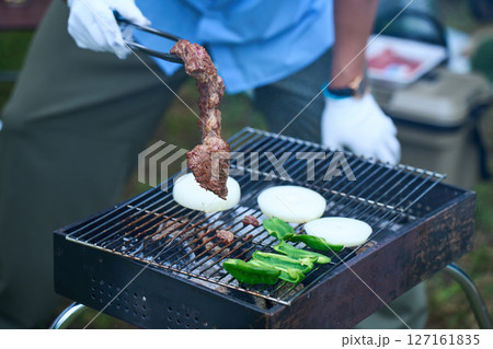 3世代　キャンプ　アウトドア　バーベキュー　BBQ　家族　同僚　仲間 127161835