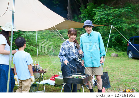 3世代　キャンプ　アウトドア　バーベキュー　BBQ　家族　同僚　仲間 127161953