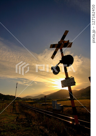 夕暮れ時のローカル線 127162450