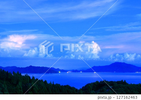 黄昏時の大芝島から とびしま海道方面を望む 黄昏時の大芝島から とびしま海道方面を望む 127162463