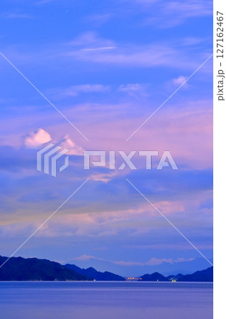 黄昏時の大芝島から望む とびしま海道 四国山地 黄昏時の大芝島から望む とびしま海道 四国山地 127162467