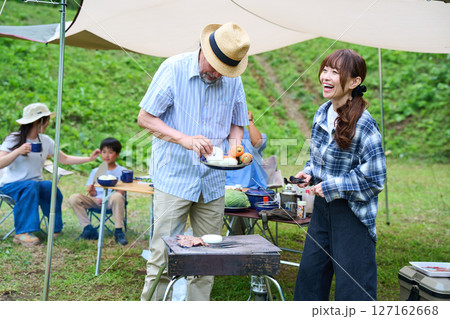 3世代 キャンプ アウトドア バーベキュー BBQ 家族 同僚 仲間 3世代 キャンプ アウトドア バーベキュー BBQ 家族 同僚 仲間 127162668