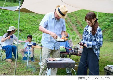 3世代　キャンプ　アウトドア　バーベキュー　BBQ　家族　同僚　仲間 127162669