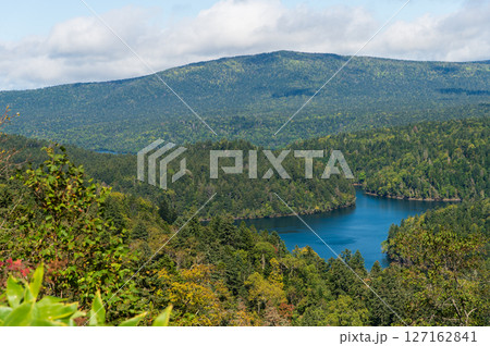 阿寒横断道路の双湖台から撮影した、雄阿寒岳の噴火で阿寒湖から分断された2つの池パンケトーとペンケトー 127162841