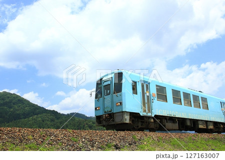 ノスタルジックなローカル列車 127163007