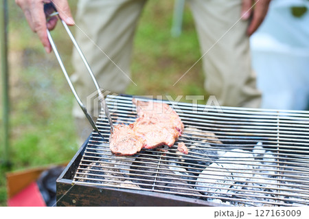 キャンプ　アウトドア　バーベキュー　BBQ　家族　同僚　仲間 127163009
