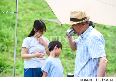 3世代 キャンプ アウトドア バーベキュー BBQ 家族 同僚 仲間 3世代 キャンプ アウトドア バーベキュー BBQ 家族 同僚 仲間 127163048