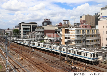 大宮駅を発車する東武野田線8000系電車 127163408
