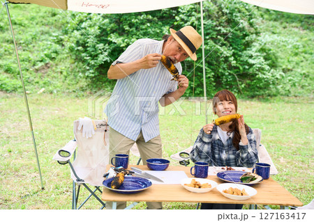 シニア夫婦 キャンプ アウトドア バーベキュー BBQ 家族 シニア夫婦 キャンプ アウトドア バーベキュー BBQ 家族 127163417