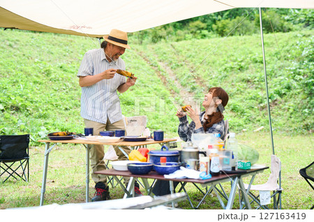 シニア夫婦 キャンプ アウトドア バーベキュー BBQ 家族 シニア夫婦 キャンプ アウトドア バーベキュー BBQ 家族 127163419