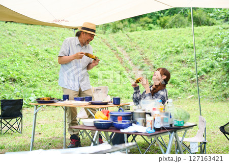 シニア夫婦 キャンプ アウトドア バーベキュー BBQ 家族 シニア夫婦 キャンプ アウトドア バーベキュー BBQ 家族 127163421
