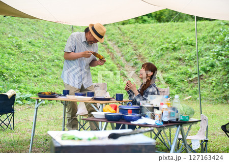 シニア夫婦 キャンプ アウトドア バーベキュー BBQ 家族 シニア夫婦 キャンプ アウトドア バーベキュー BBQ 家族 127163424