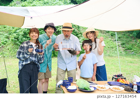 3世代 キャンプ アウトドア バーベキュー BBQ 家族 同僚 仲間 3世代 キャンプ アウトドア バーベキュー BBQ 家族 同僚 仲間 127163454