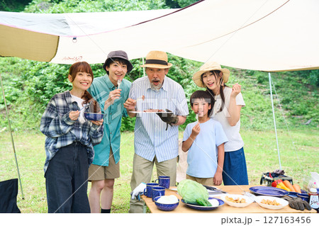 3世代　キャンプ　アウトドア　バーベキュー　BBQ　家族　同僚　仲間 127163456