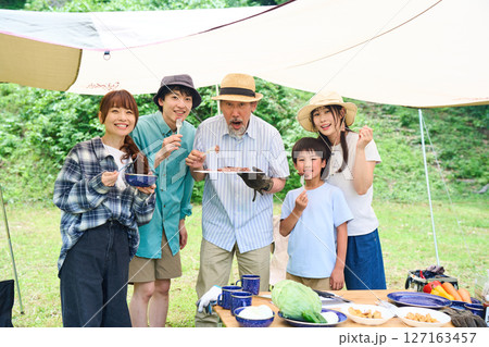 3世代 キャンプ アウトドア バーベキュー BBQ 家族 同僚 仲間 3世代 キャンプ アウトドア バーベキュー BBQ 家族 同僚 仲間 127163457