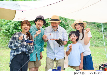 3世代　キャンプ　アウトドア　バーベキュー　BBQ　家族　同僚　仲間 127163458