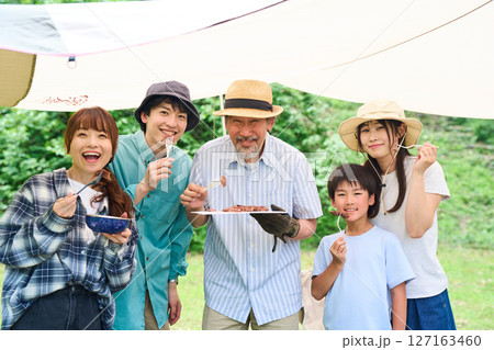 3世代　キャンプ　アウトドア　バーベキュー　BBQ　家族　同僚　仲間 127163460
