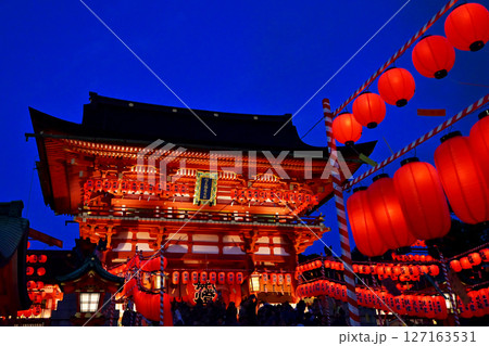 伏見稲荷大社本宮祭　宵宮の風景　京都の夏祭り　ライトアップされた楼門　京都観光スポット 127163531