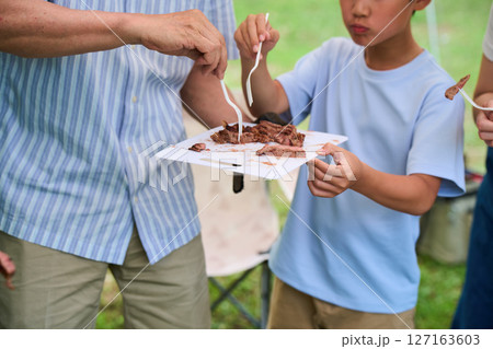 3世代　キャンプ　アウトドア　バーベキュー　BBQ　家族　同僚　仲間 127163603