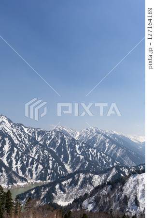 黒部平パノラマテラスから見下ろす黒部湖と雪山の風景 黒部平パノラマテラスから見下ろす黒部湖と雪山の風景 127164189