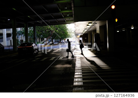 駐車場にさす光 127164936