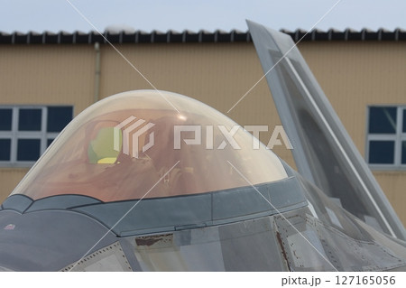 F22ラプターのキャノピー　戦闘機のコクピット 127165056