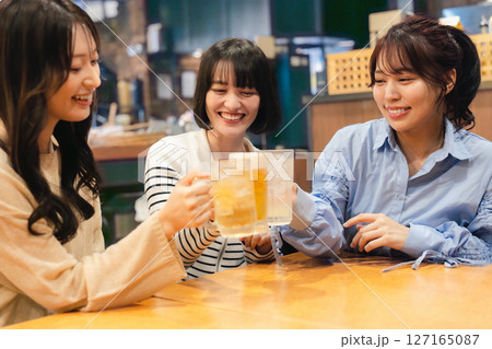 乾杯する若い女性 乾杯する若い女性 127165087