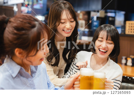 乾杯する女性 乾杯する女性 127165093