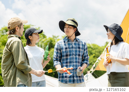 キャンプを楽しむ若者 127165102