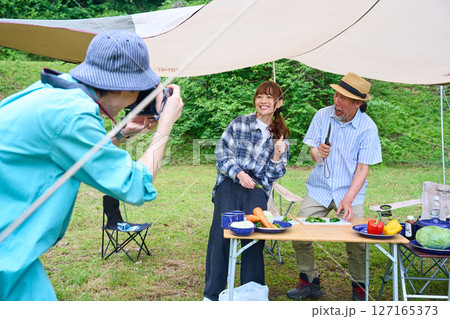 キャンプ　アウトドア　バーベキュー　BBQ　家族　親子 127165373
