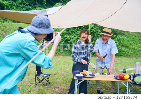 キャンプ　アウトドア　バーベキュー　BBQ　家族　親子 127165374
