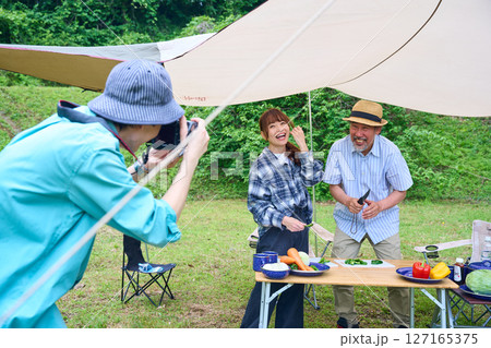 キャンプ アウトドア バーベキュー BBQ 家族 親子 キャンプ アウトドア バーベキュー BBQ 家族 親子 127165375