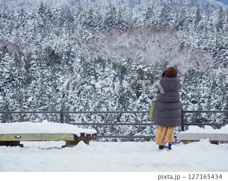 観光名所中山道の馬籠宿の展望台の雪景色と観光客の姿 観光名所中山道の馬籠宿の展望台の雪景色と観光客の姿 127165434