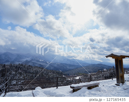 観光名所中山道の馬籠宿の展望台の雪景色 127165435