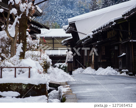 観光名所中山道の妻籠宿の雪景色と女性観光客の姿 127165452