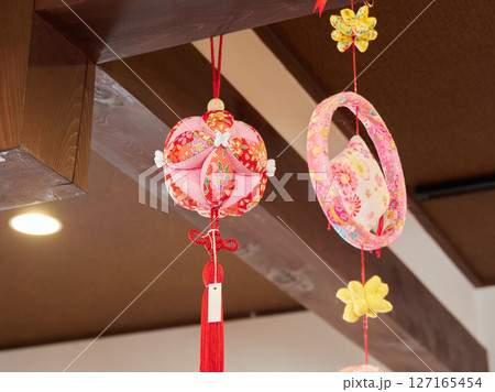 観光名所中山道の馬籠宿の手芸お土産の様子 127165454