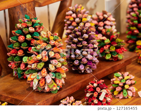 観光名所中山道の馬籠宿の手芸お土産の様子 観光名所中山道の馬籠宿の手芸お土産の様子 127165455