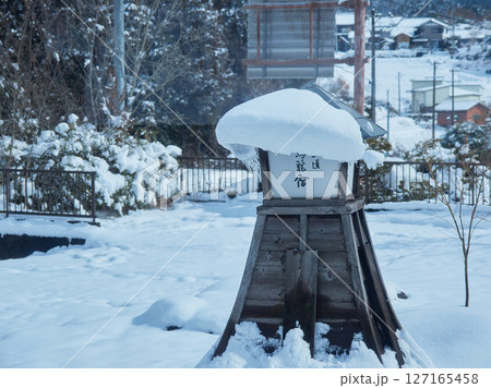 観光名所中山道の馬籠宿の雪景色 観光名所中山道の馬籠宿の雪景色 127165458