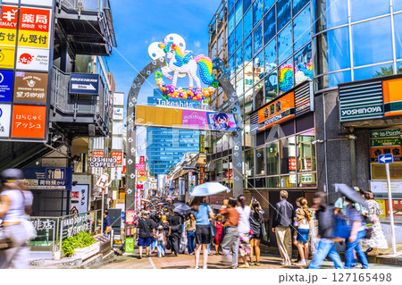 日本の東京都市景観 インバウンド続く、外国人観光客らで賑わう原宿・竹下通り。新時代に希望の光 127165498
