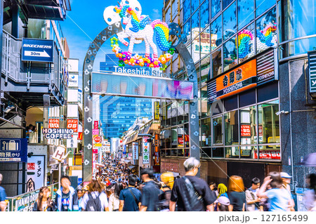 日本の東京都市景観 インバウンド続く、外国人観光客らで賑わう原宿・竹下通り。新時代に希望の光 127165499