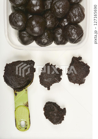 Preparation of chocolate crinkle cookies Preparation of chocolate crinkle cookies 127165690