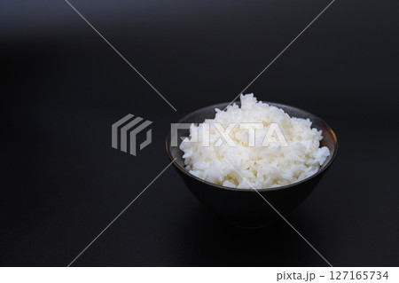 黒背景の茶碗によそうご飯 黒背景の茶碗によそうご飯 127165734