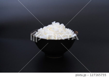黒背景の茶碗によそうご飯 黒背景の茶碗によそうご飯 127165735