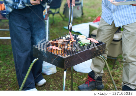 キャンプ　アウトドア　バーベキュー　BBQ　焼肉　炭火 127166038