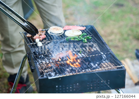 キャンプ　アウトドア　バーベキュー　BBQ　焼肉　炭火 127166044